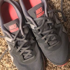 NIKE // Tennis Shoes